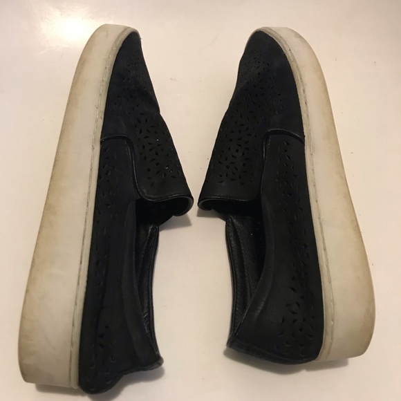 Women’s Vionic black leather laser cut shoe size not listed but shoe fits 9 1/2 - Picture 4 of 7